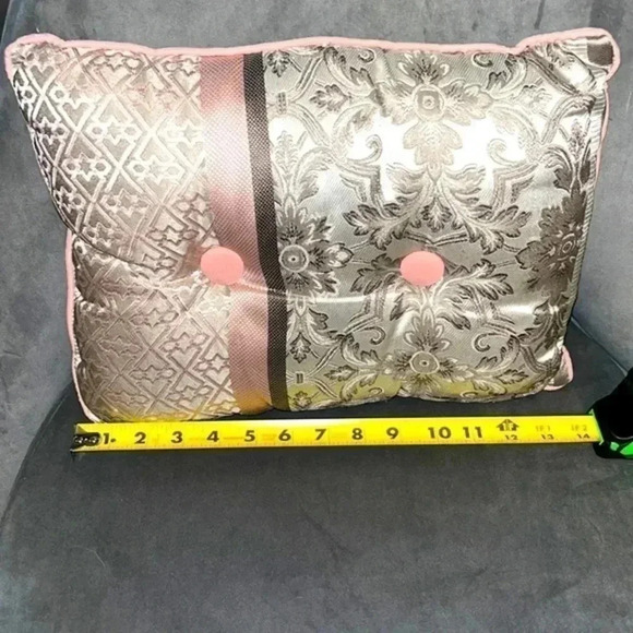 Pretty, accent pillow - Picture 3 of 7